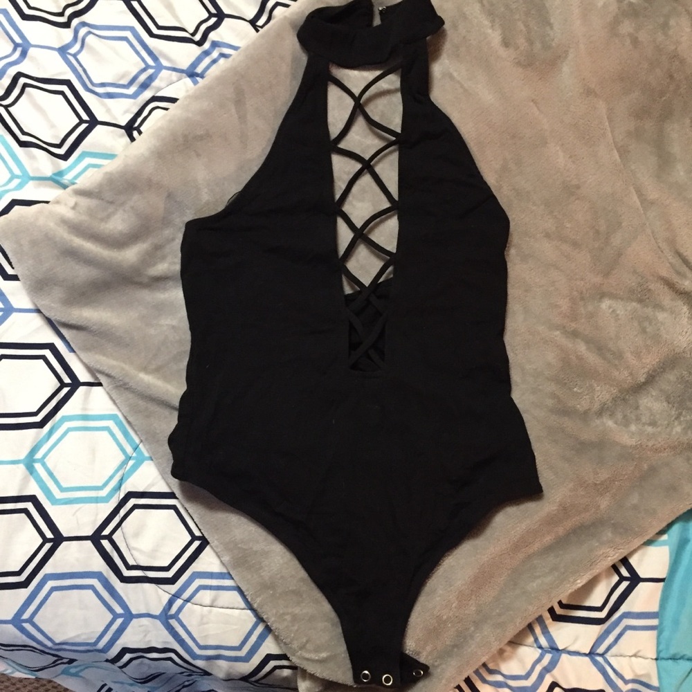 Cross-cross front bodysuit 🖤